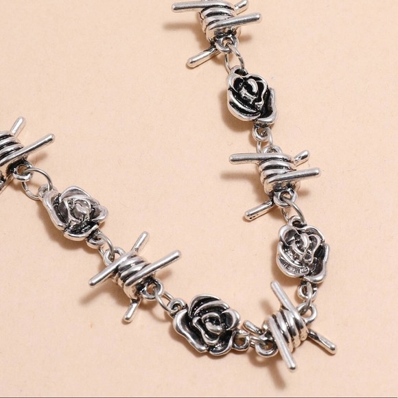 NEW Vintage Style silver Rose  & Thorns choker Necklace. - Picture 3 of 7